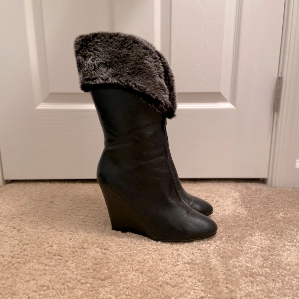 Black leather boots with fur